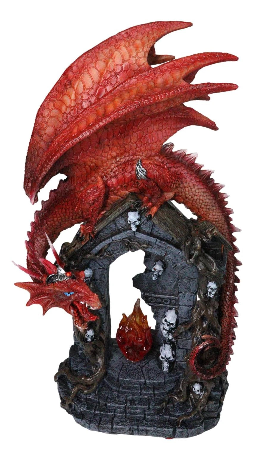 Figura de dragón rojo medieval sobre una tumba gótica con calaveras y llama de fuego LED-4