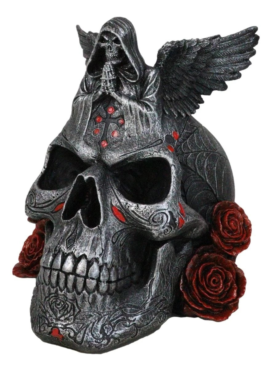 Figura de ángel de la muerte con esqueleto de la Parca rezando sobre una calavera tribal con rosas rojas-3