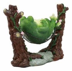 Estatua de rana gorda caprichosa durmiendo en una hamaca para un cuento de hadas.-2