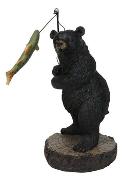 Figura caprichosa de oso negro del bosque rústico capturando lubina negra-5