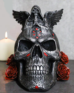 Figura de ángel de la muerte con esqueleto de la Parca rezando sobre una calavera tribal con rosas rojas-1