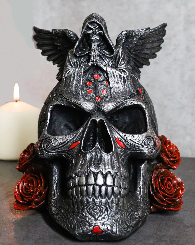 Figura de ángel de la muerte con esqueleto de la Parca rezando sobre una calavera tribal con rosas rojas-1