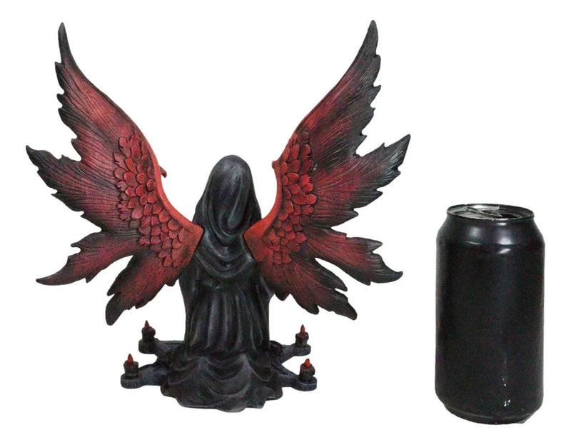 Figura de ángel oscuro con capa y capucha sobre pentagrama, ritual en el suelo, sosteniendo una bola de cristal-4