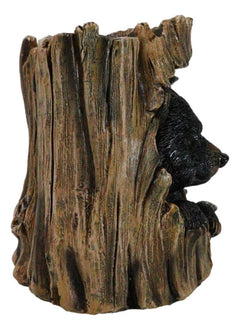 Figura decorativa de oso negro del bosque rústico del oeste escondido en el tronco de un árbol-3