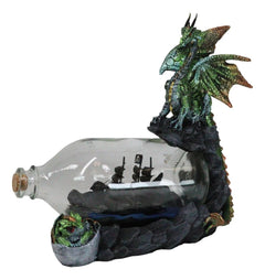 Figura de dragón verde y dorado en un acantilado con barco pirata en una botella de vidrio-6