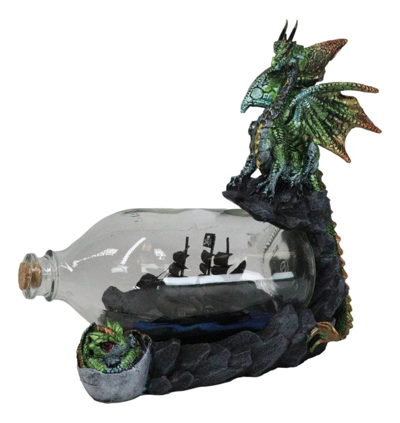 Figura de dragón verde y dorado en un acantilado con barco pirata en una botella de vidrio-6