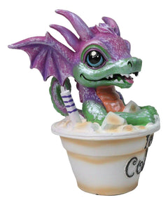 Café helado artesanal de Ruth Thompson con figura de dragón en taza de Sarah Wyrmling-3