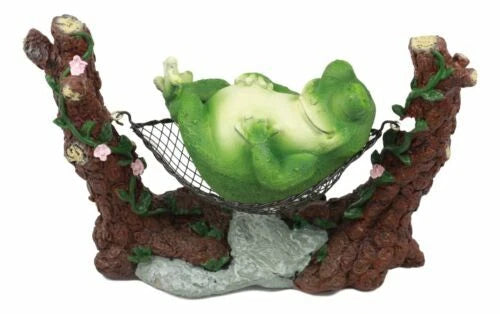 Estatua de rana gorda caprichosa durmiendo en una hamaca para un cuento de hadas.-4