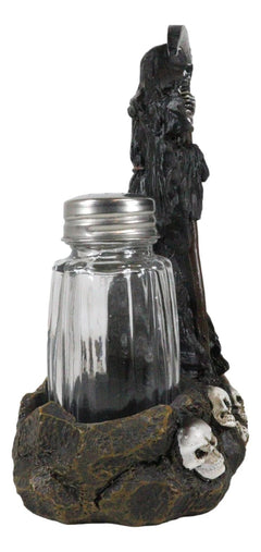 Salero y pimentero con la Parca de pie sobre una calavera-2