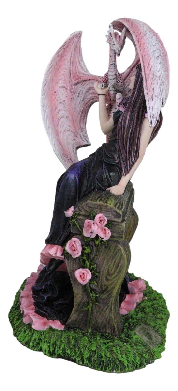 Elegante estatua de dragón wyvern rosa con hada rosa con vestido negro sentada en un banco-4