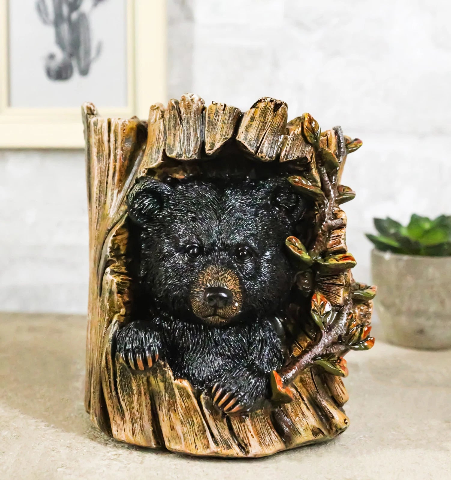 Figura decorativa de oso negro del bosque rústico del oeste escondido en el tronco de un árbol
