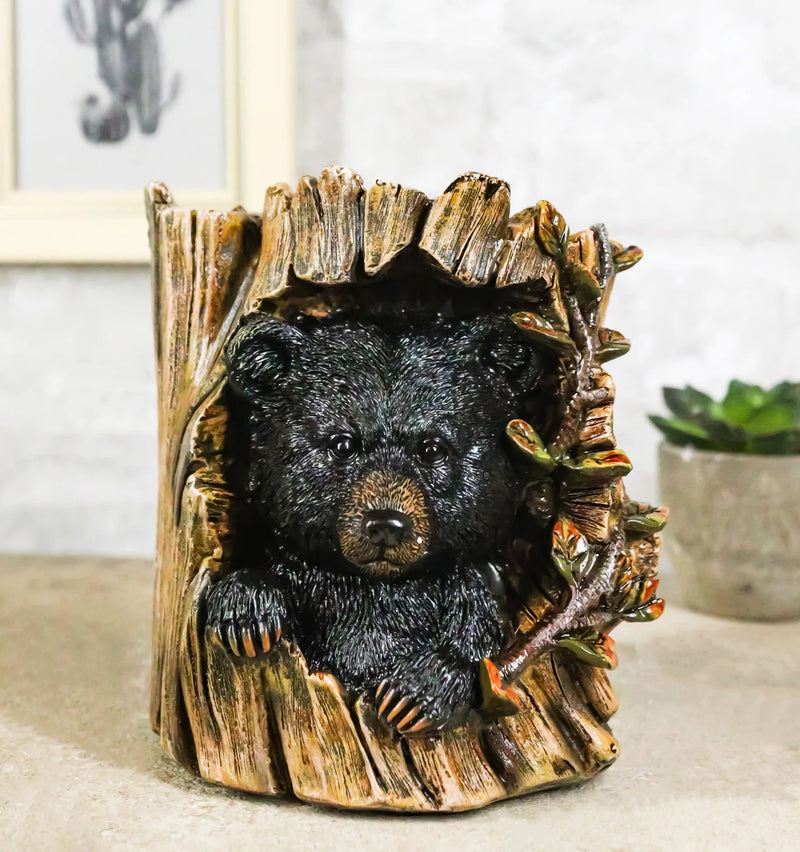 Figura decorativa de oso negro del bosque rústico del oeste escondido en el tronco de un árbol-1
