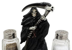 Salero y pimentero con la Parca de pie sobre una calavera-3