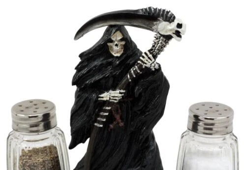 Salero y pimentero con la Parca de pie sobre una calavera-3