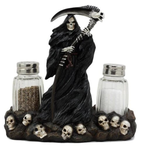 Salero y pimentero con la Parca de pie sobre una calavera-8