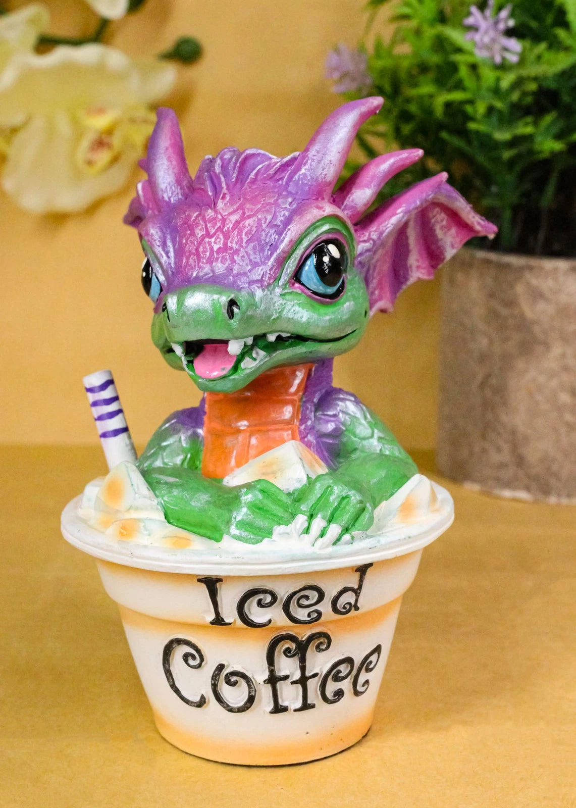 Café helado artesanal de Ruth Thompson con figura de dragón en taza de Sarah Wyrmling-4