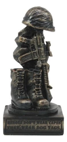 Estatua conmemorativa de soldado caído patriótico, casco de rifle, botas y placa de identificación-4