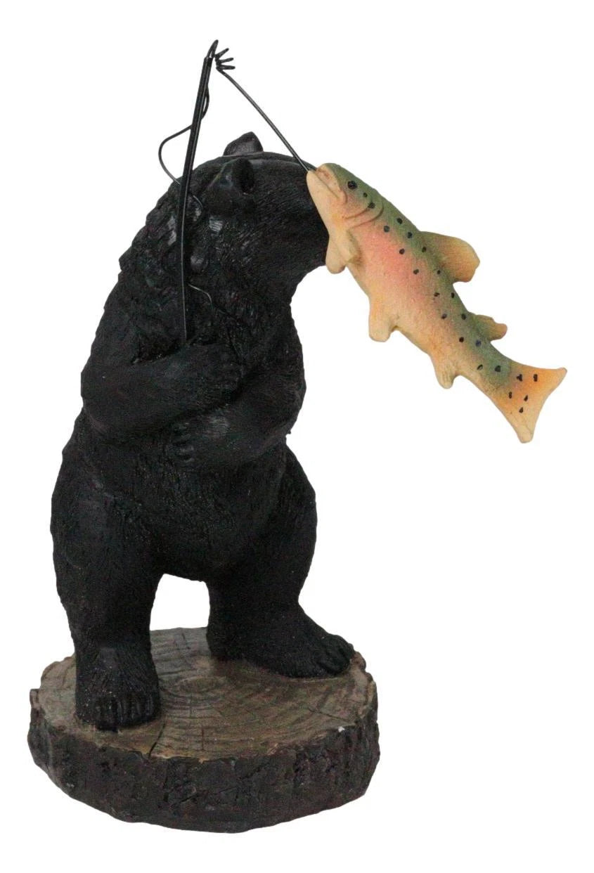 Figura caprichosa de oso negro del bosque rústico capturando lubina negra-6