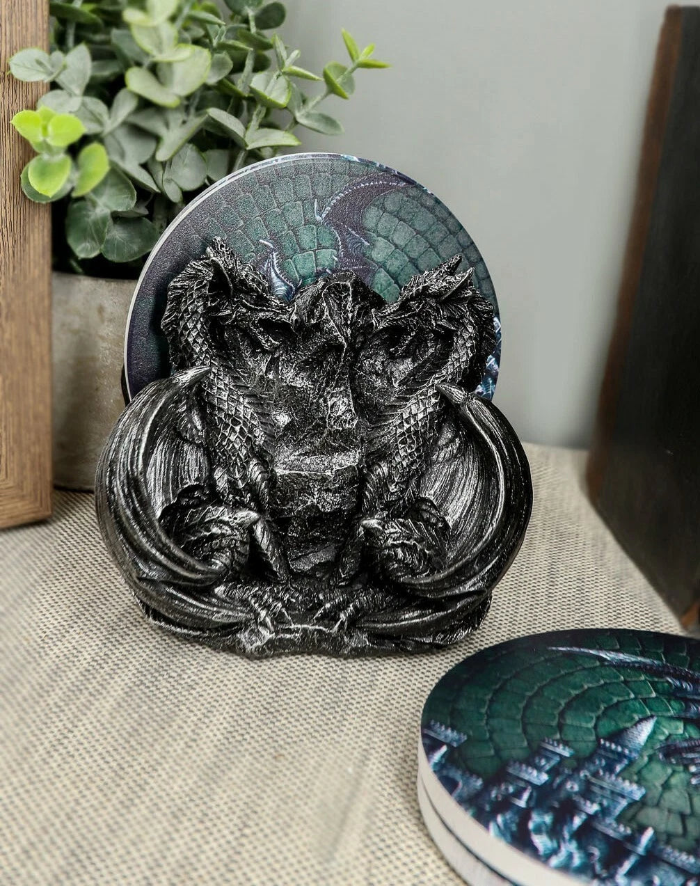 Posavasos con figura de fantasía de dragón de fuego gigante de los cielos con dos dragones