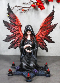 Figura de ángel oscuro con capa y capucha sobre pentagrama, ritual en el suelo, sosteniendo una bola de cristal-1