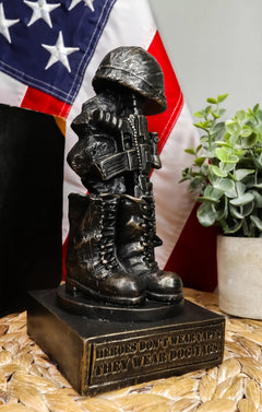 Estatua conmemorativa de soldado caído patriótico, casco de rifle, botas y placa de identificación-1