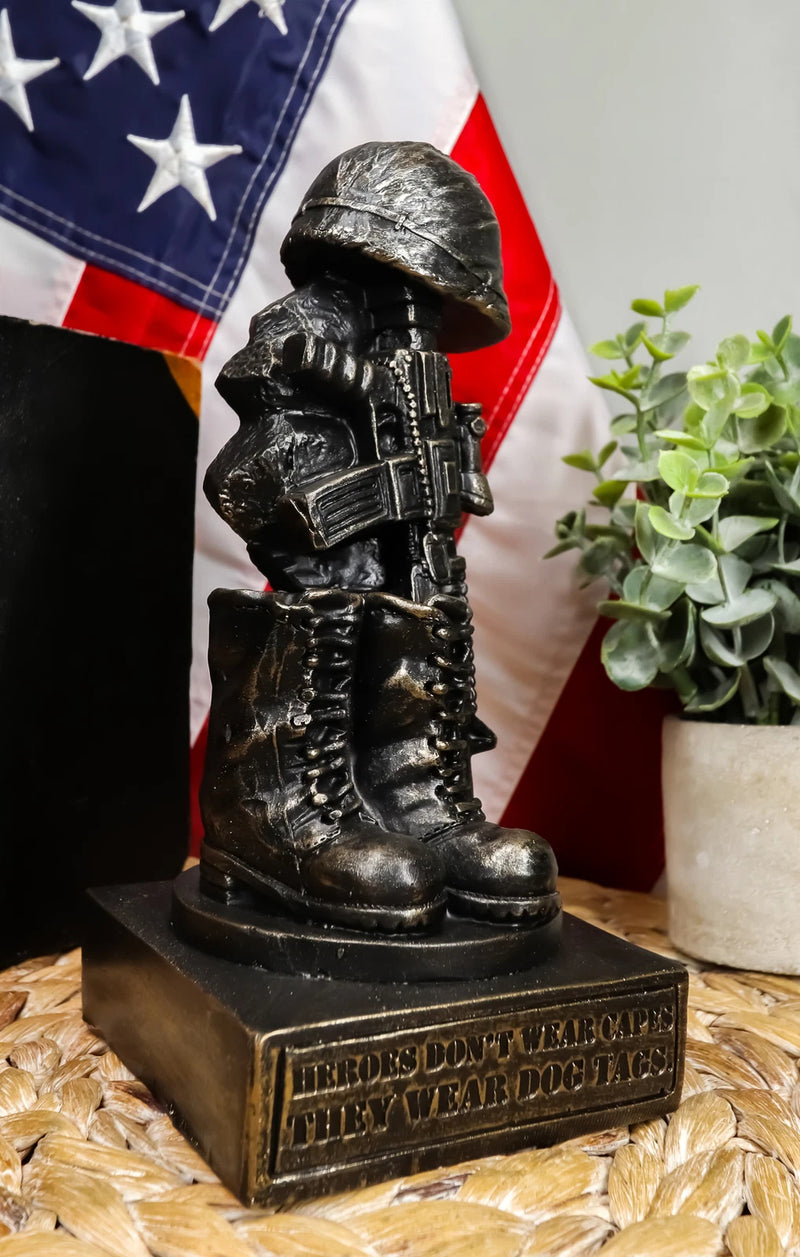 Estatua conmemorativa de soldado caído patriótico, casco de rifle, botas y placa de identificación-1