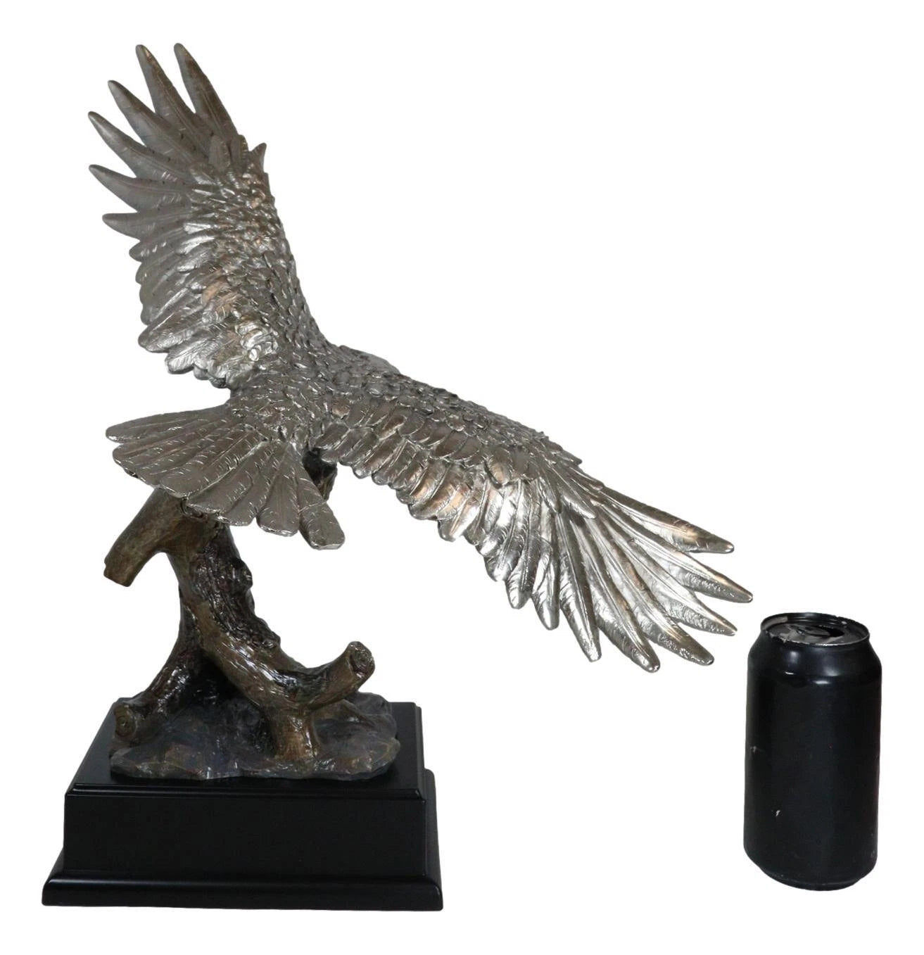 Estatua de águila calva de peltre plateado galvanizado con alas abiertas volando sobre un árbol-9