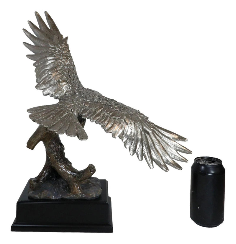 Estatua de águila calva de peltre plateado galvanizado con alas abiertas volando sobre un árbol-9