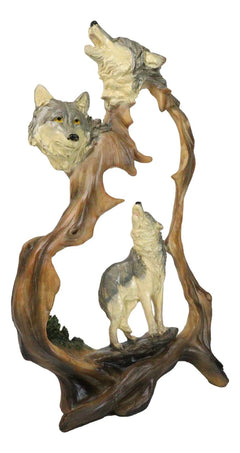 Busto rústico grande de lobo aullando con familia de lobos en escena forestal-7