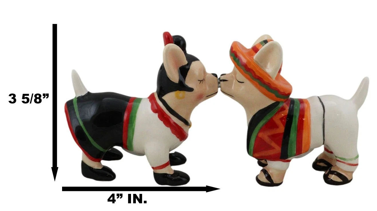 Salero y pimentero de cerámica con sombrero de chihuahua mexicano besándose-7