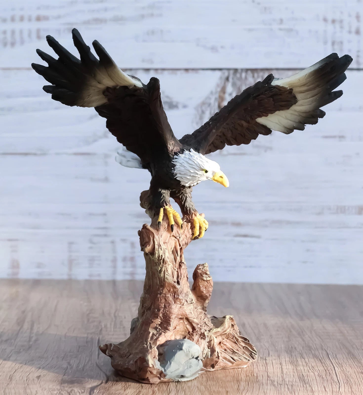 Figura decorativa de resina de águila calva de 18 cm de altura descendiendo de una rama de árbol-7