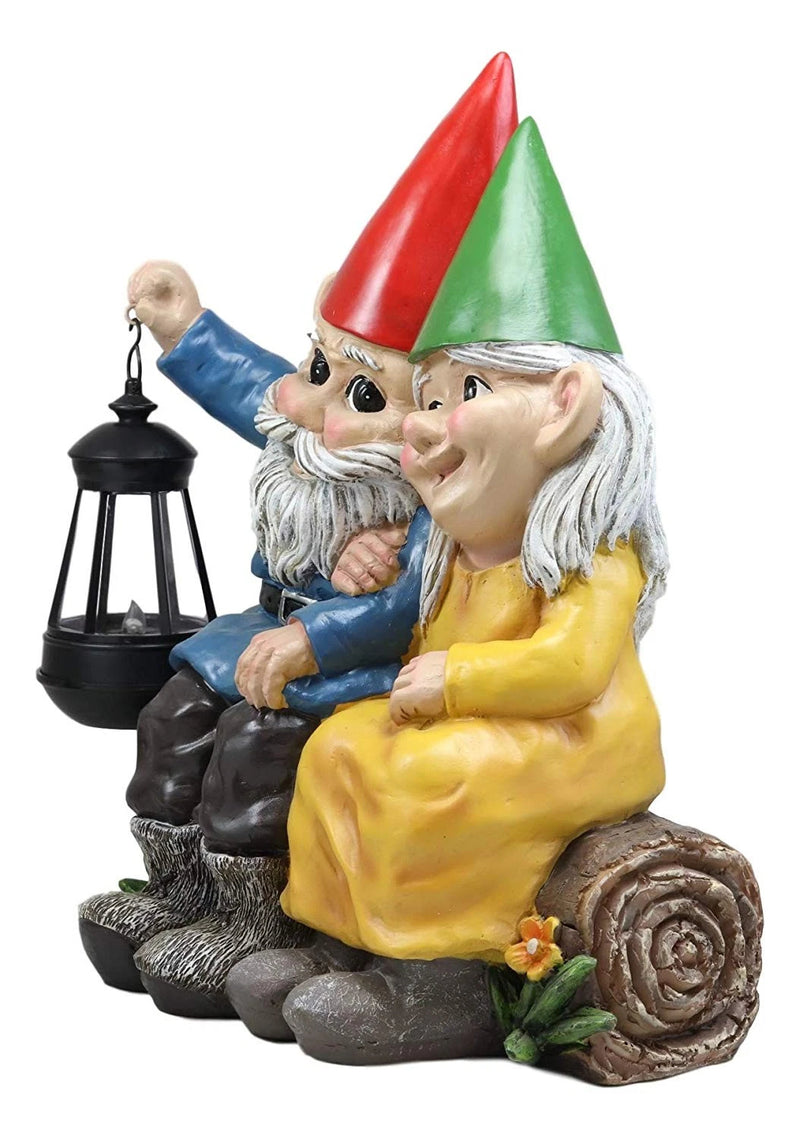Estatua grande de gnomos de Sr. y Sra. en un tronco de árbol con luz LED solar, 34 cm de alto-5