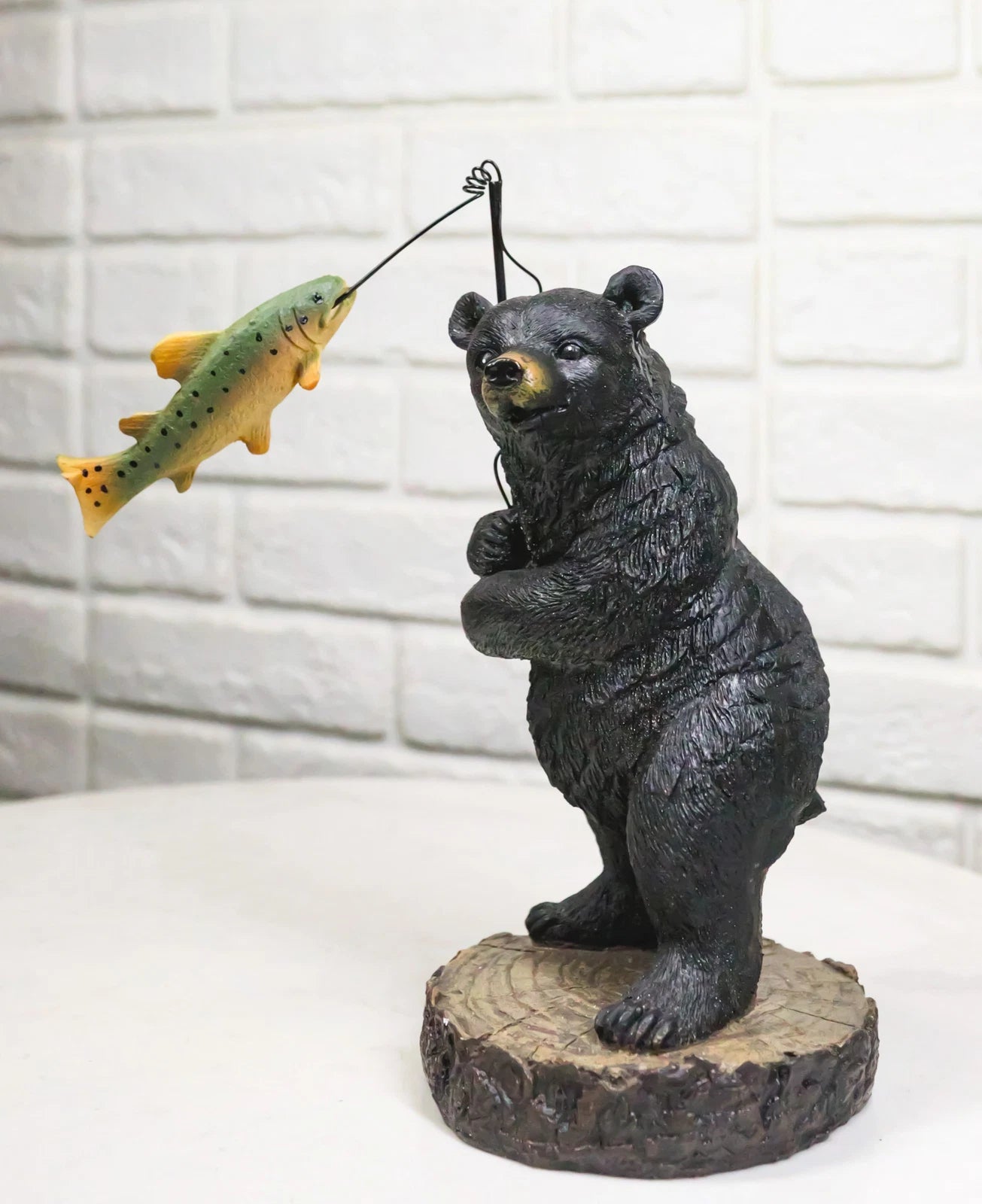 Figura caprichosa de oso negro del bosque rústico capturando lubina negra-1