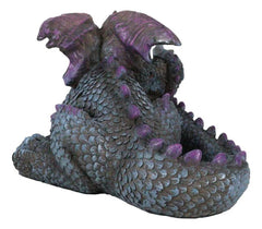 Figura de fantasía caprichosa de una cría de dragón de jardín tímido y morado escondido tras una cola-4