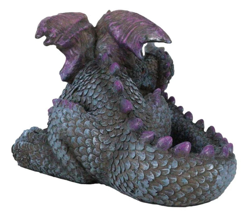Figura de fantasía caprichosa de una cría de dragón de jardín tímido y morado escondido tras una cola-4
