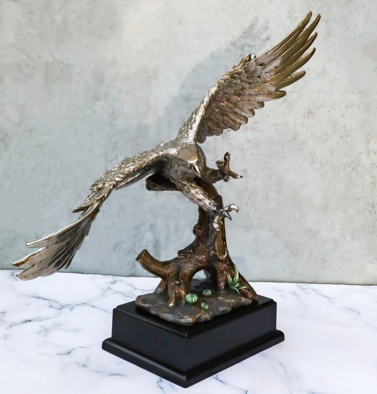 Estatua de águila calva de peltre plateado galvanizado con alas abiertas volando sobre un árbol