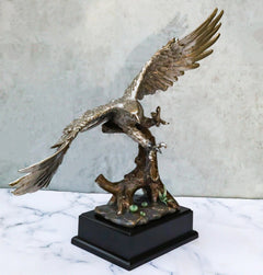 Estatua de águila calva de peltre plateado galvanizado con alas abiertas volando sobre un árbol-2