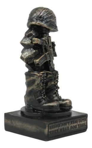 Estatua conmemorativa de soldado caído patriótico, casco de rifle, botas y placa de identificación-7