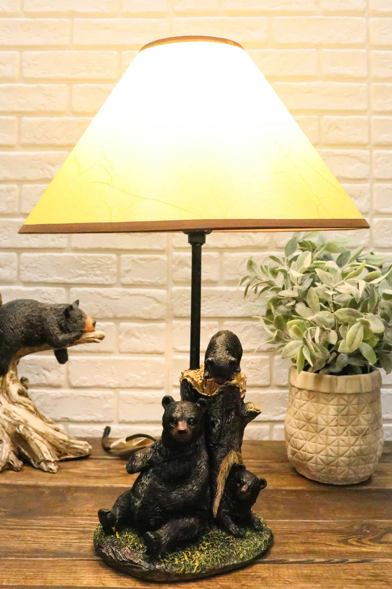 Lámpara de mesa rústica con pantalla de mamá osa negra y cachorros jugando al escondite-1