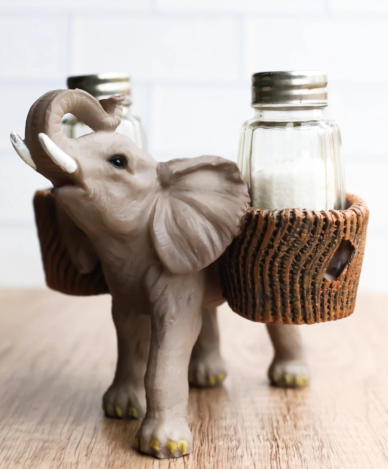 Juego de salero y pimentero de cristal con forma de elefante trompetero de Savanna Calls