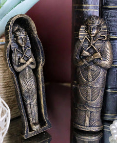 Sarcófago de bronce del antiguo faraón egipcio Tutankamón con momia-1
