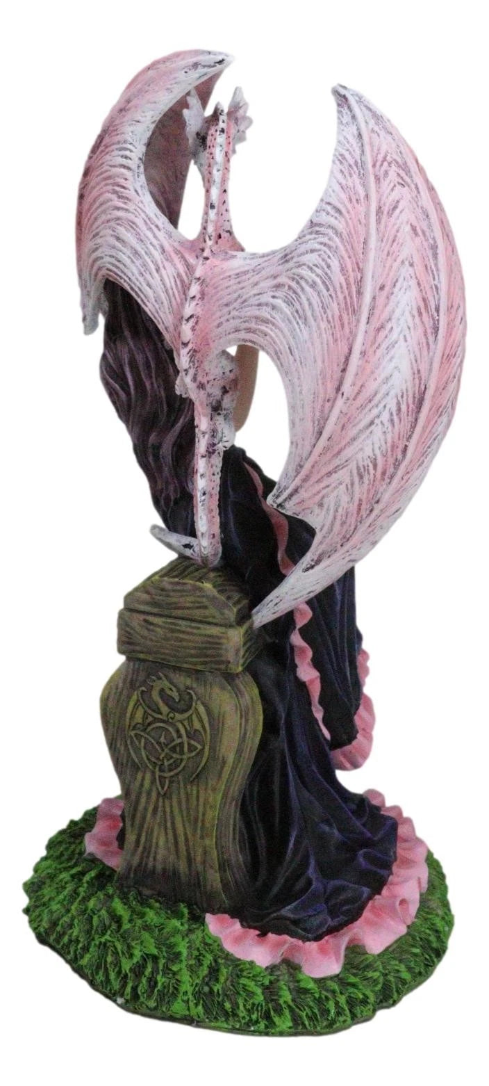 Elegante estatua de dragón wyvern rosa con hada rosa con vestido negro sentada en un banco-5