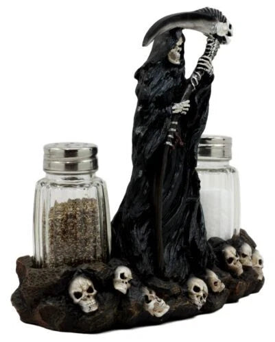 Salero y pimentero con la Parca de pie sobre una calavera-9