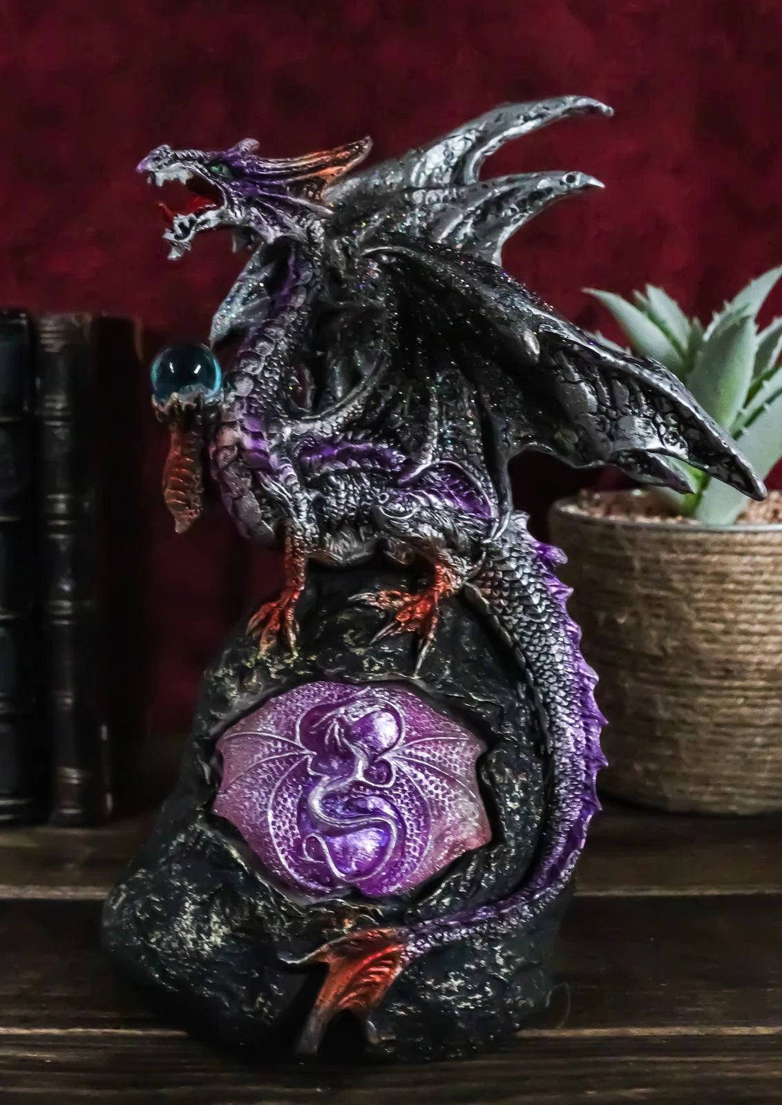 Dragón lavanda con luz LED en una montaña de lava de 8.5 pulgadas de alto. Fantasía.-2