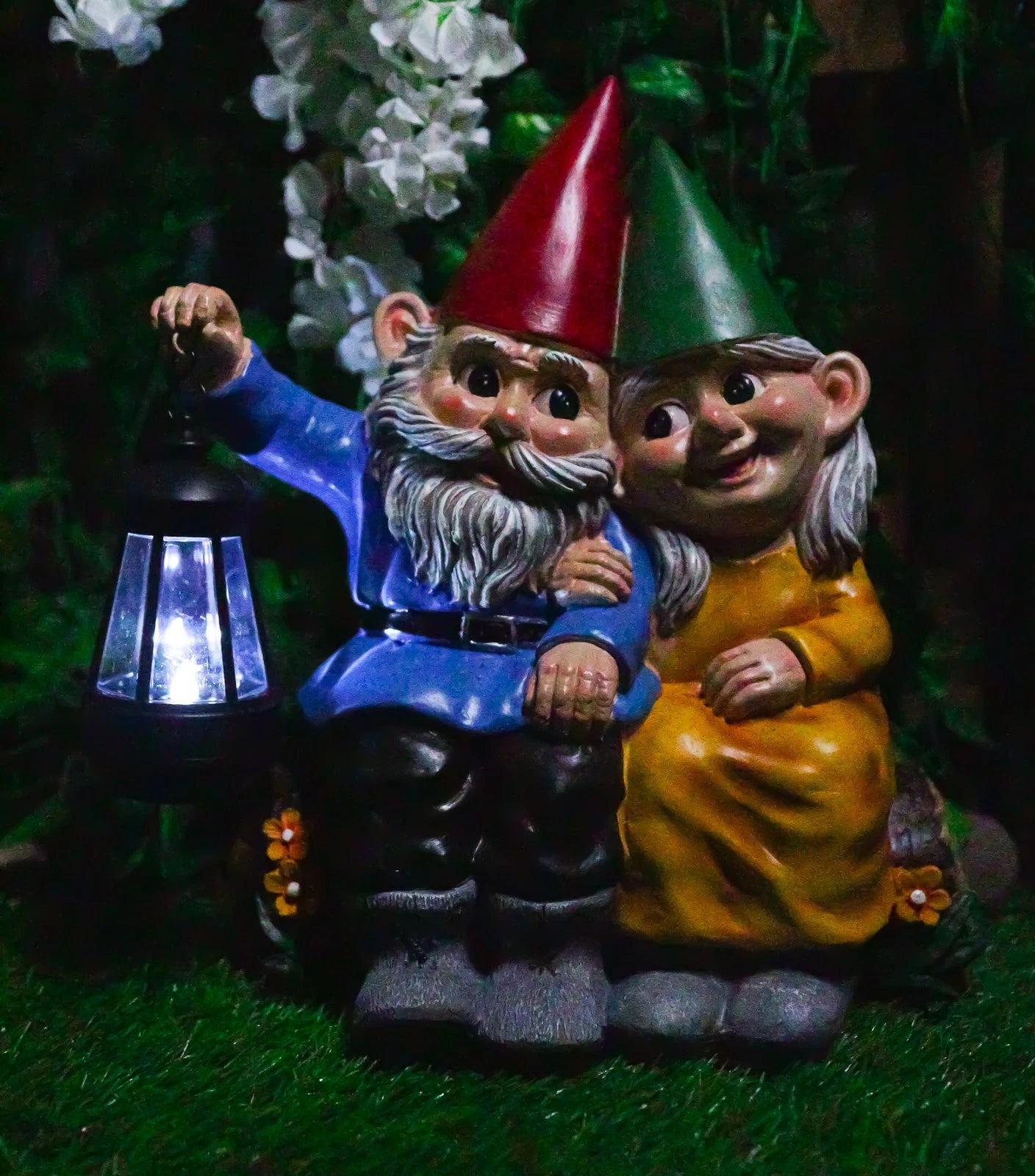 Estatua grande de gnomos de Sr. y Sra. en un tronco de árbol con luz LED solar, 34 cm de alto-7