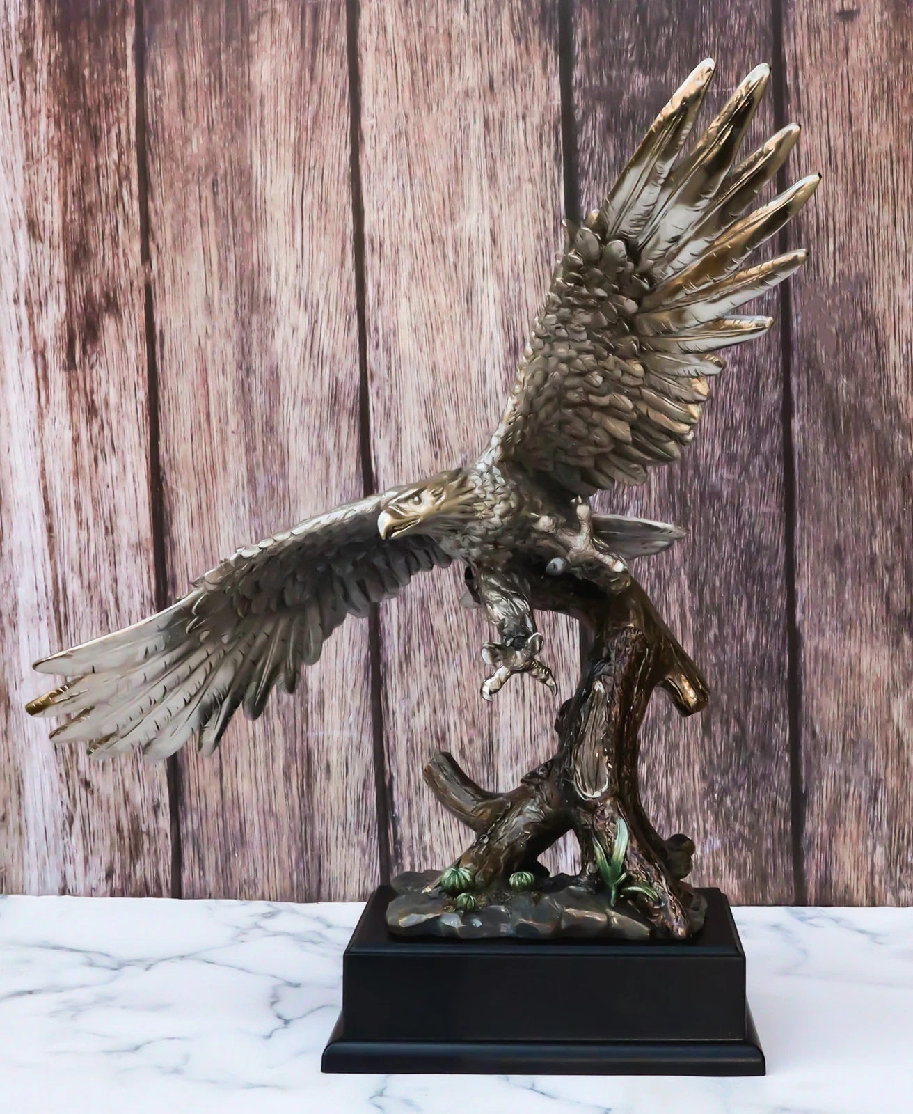 Estatua de águila calva de peltre plateado galvanizado con alas abiertas volando sobre un árbol-1