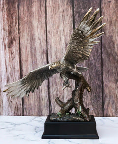 Estatua de águila calva de peltre plateado galvanizado con alas abiertas volando sobre un árbol-1
