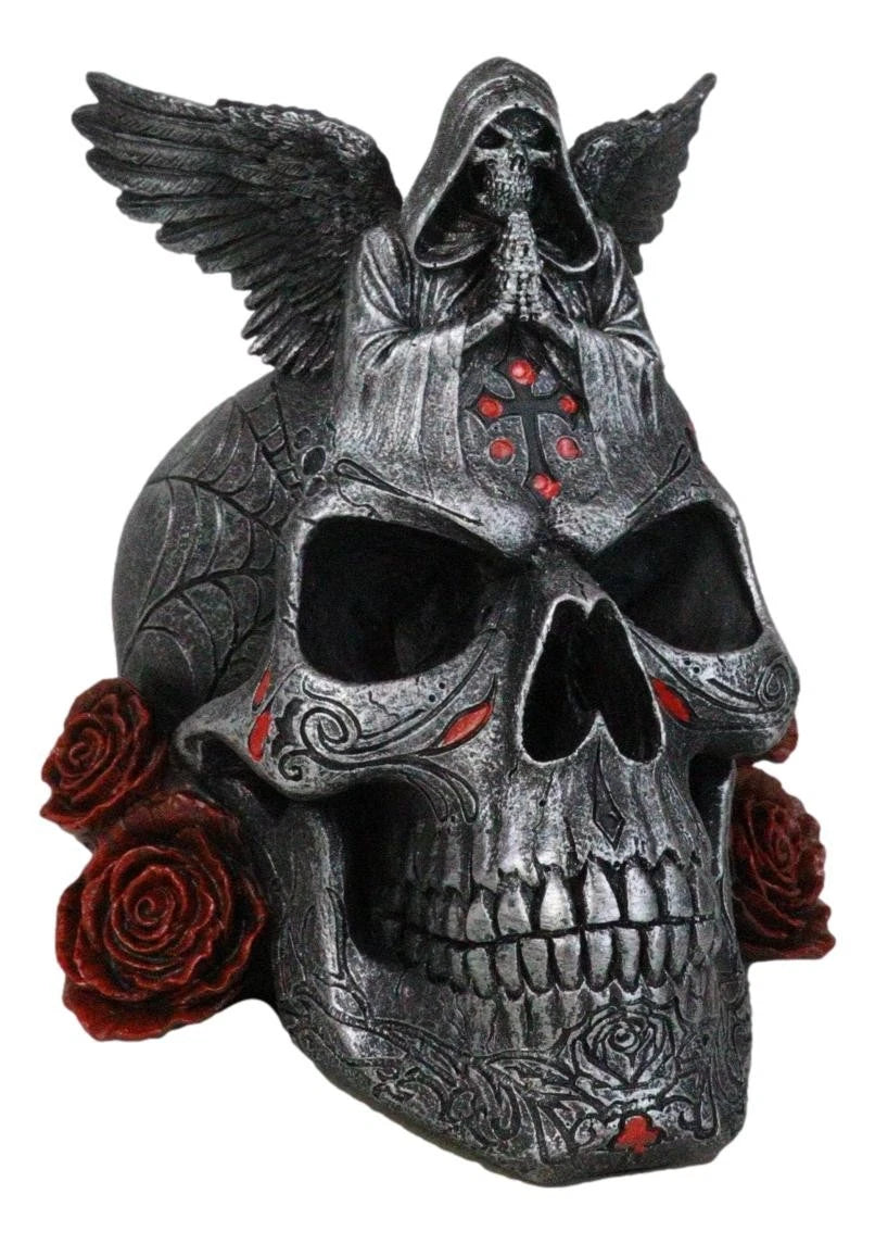 Figura de ángel de la muerte con esqueleto de la Parca rezando sobre una calavera tribal con rosas rojas-5