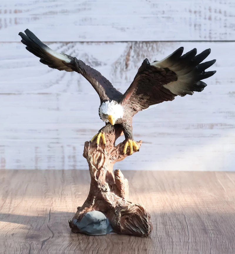 Figura decorativa de resina de águila calva de 18 cm de altura descendiendo de una rama de árbol-8