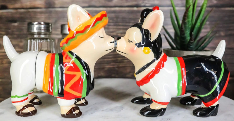 Salero y pimentero de cerámica con sombrero de chihuahua mexicano besándose-8